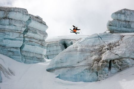 Candide Thovex out of nowhere into nowhere