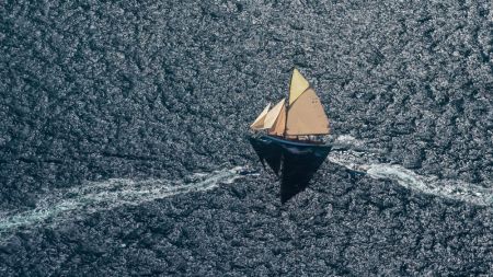 Tuiga dans la lumière